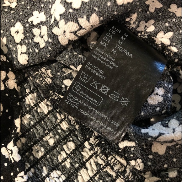 Super cute puff sleeved floral top! - Picture 3 of 3